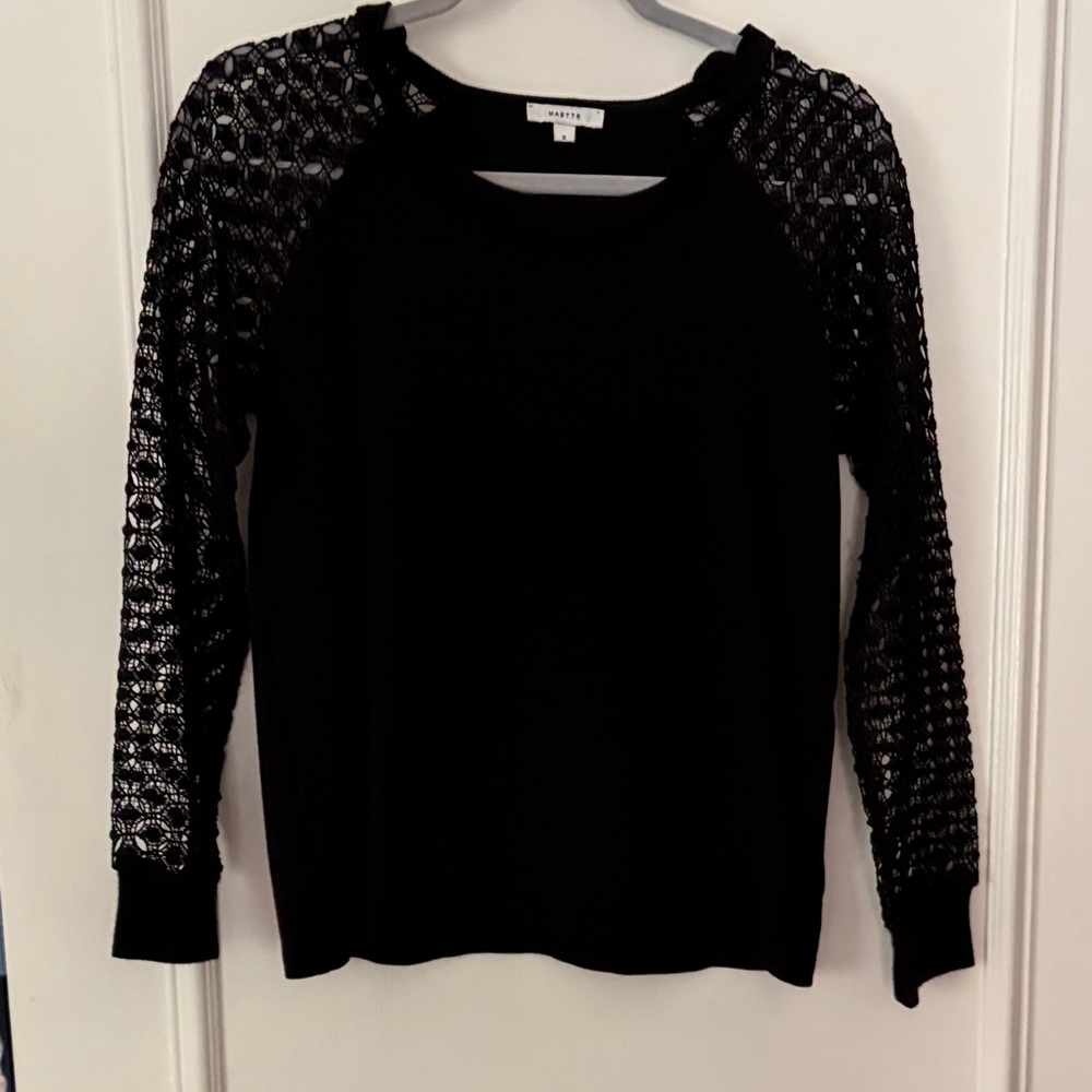 Maette black top with lace sleeves